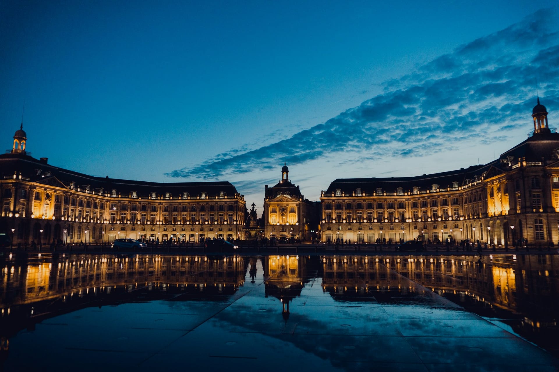 Architecture de Bordeaux reflétée sur l’eau