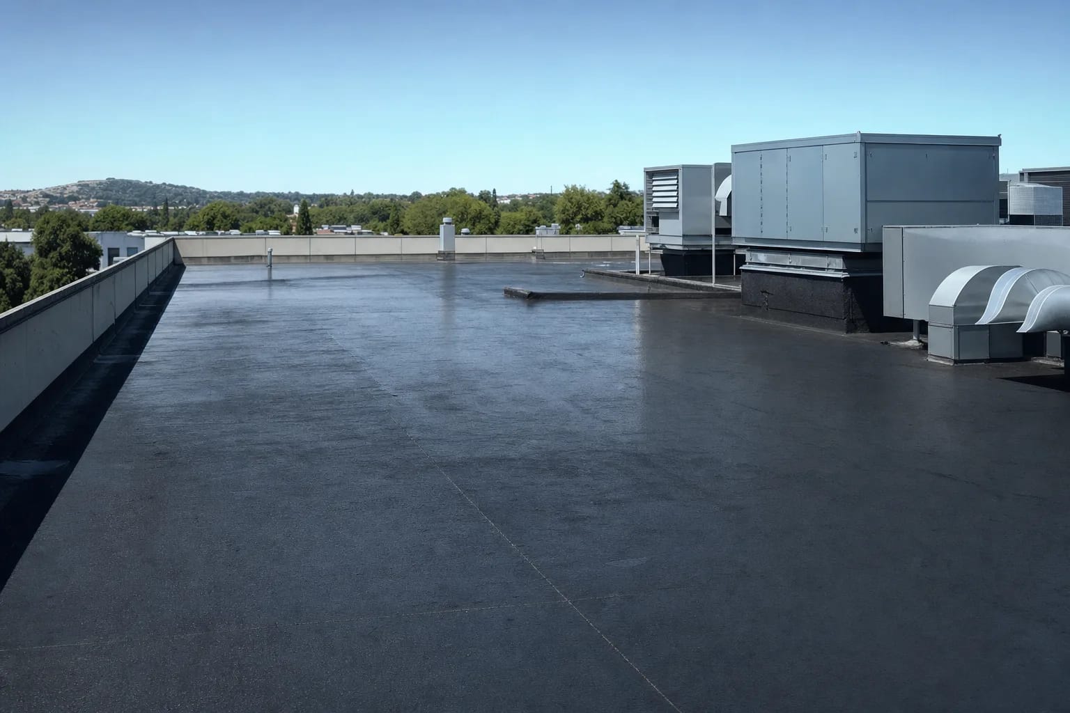 Cubierta oscura de un centro de datos expuesta al sol de verano