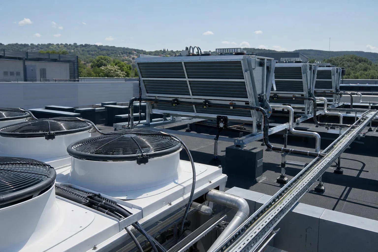 Unidades de free cooling e intercambiadores en la cubierta de un centro de datos