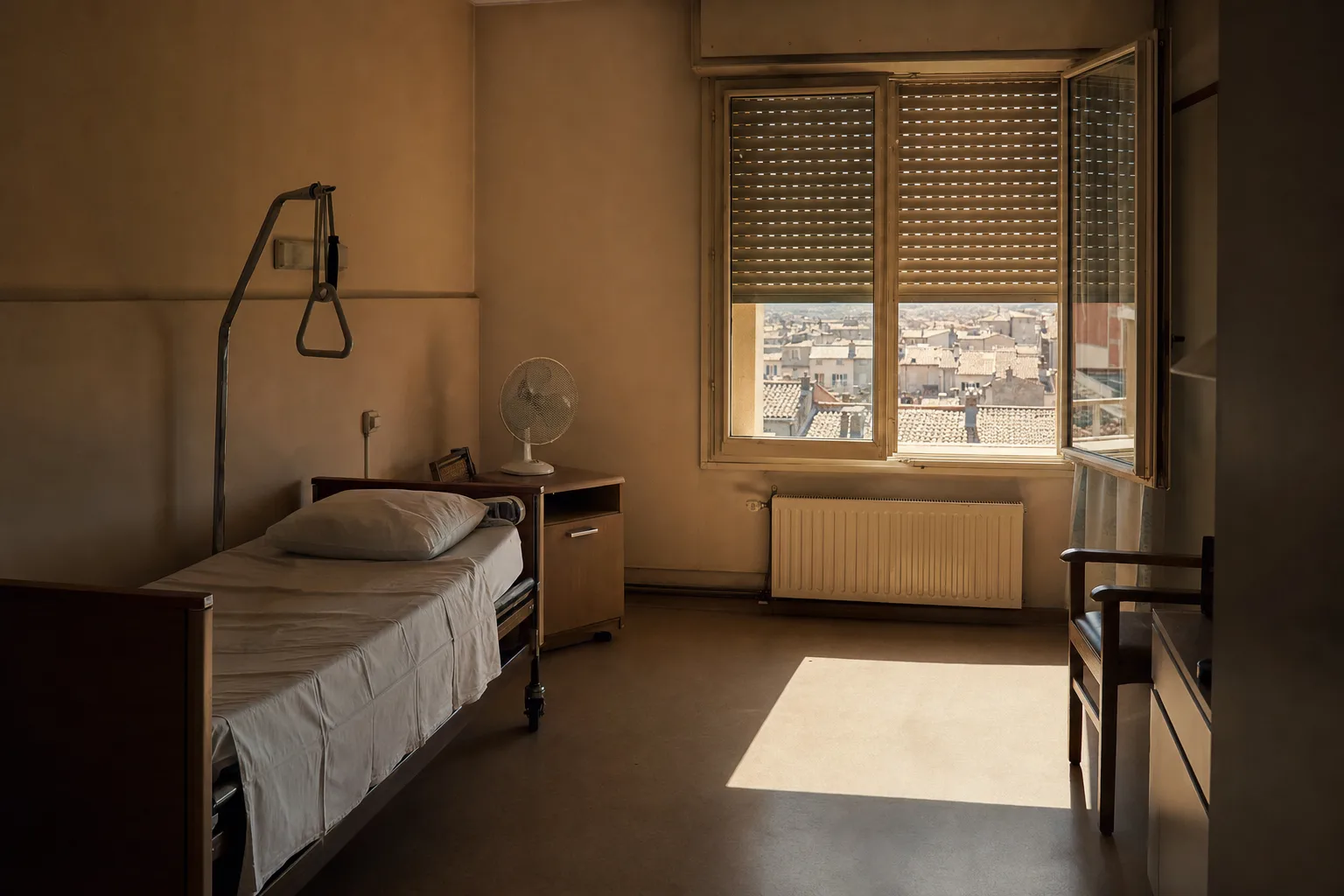 Habitación de residencia sobrecalentada bajo cubierta durante una ola de calor