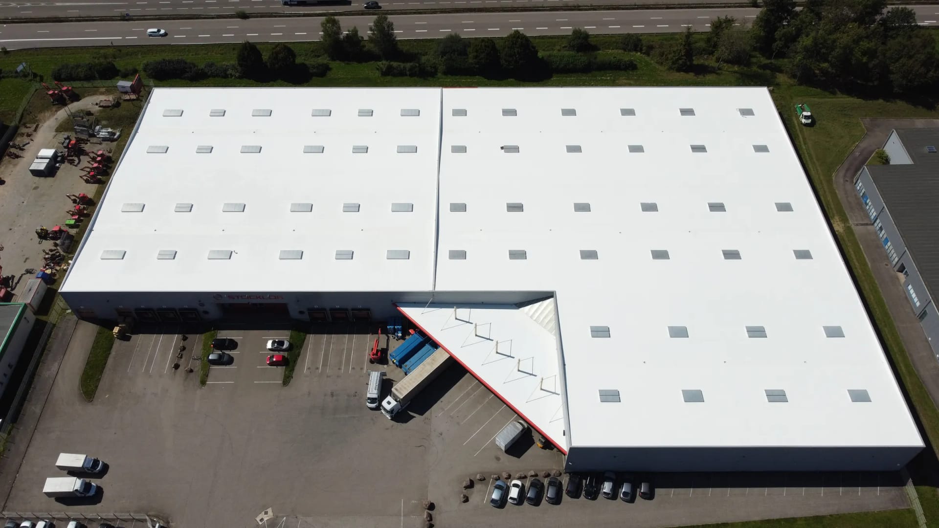 Vue aérienne d'un entrepôt logistique dont la toiture a été traitée en cool roof blanc par Covalba