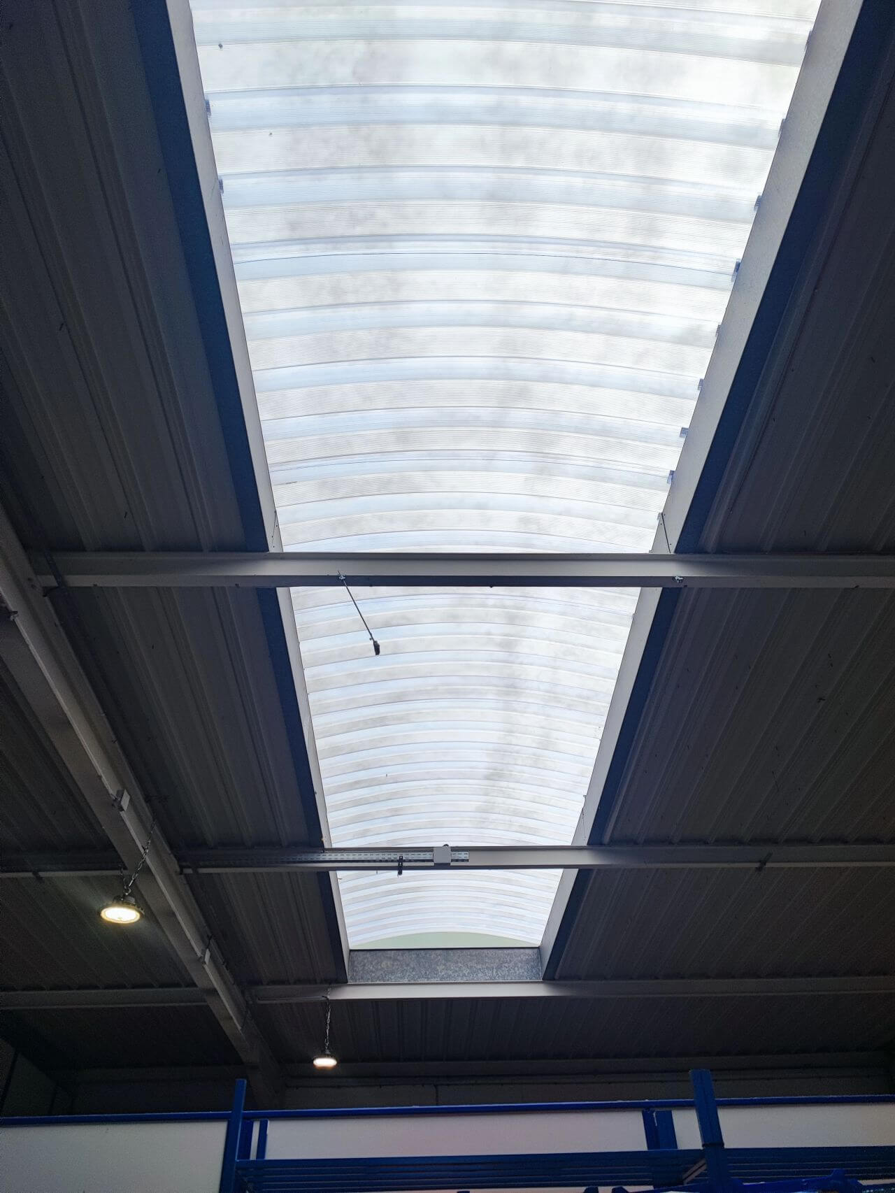 Lucernario tratado con CovaTherm Light: luz natural preservada, deslumbramiento suprimido, ganancia promedio de 5°C